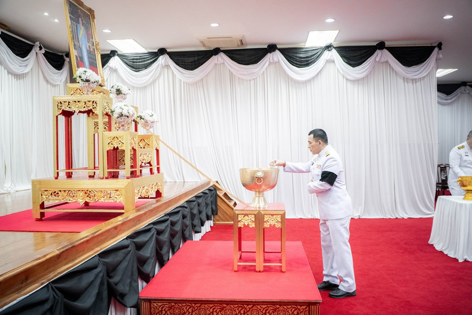 ฉะเชิงเทรา จัดพิธีถวายน้ำสรงพระบรมศพเบื้องหน้าพระฉายาลักษณ์ สมเด็จพระนางเจ้าสิริกิติ์ พระบรมราชินีนาถ พระบรมราชชนนีพันปีหลวง