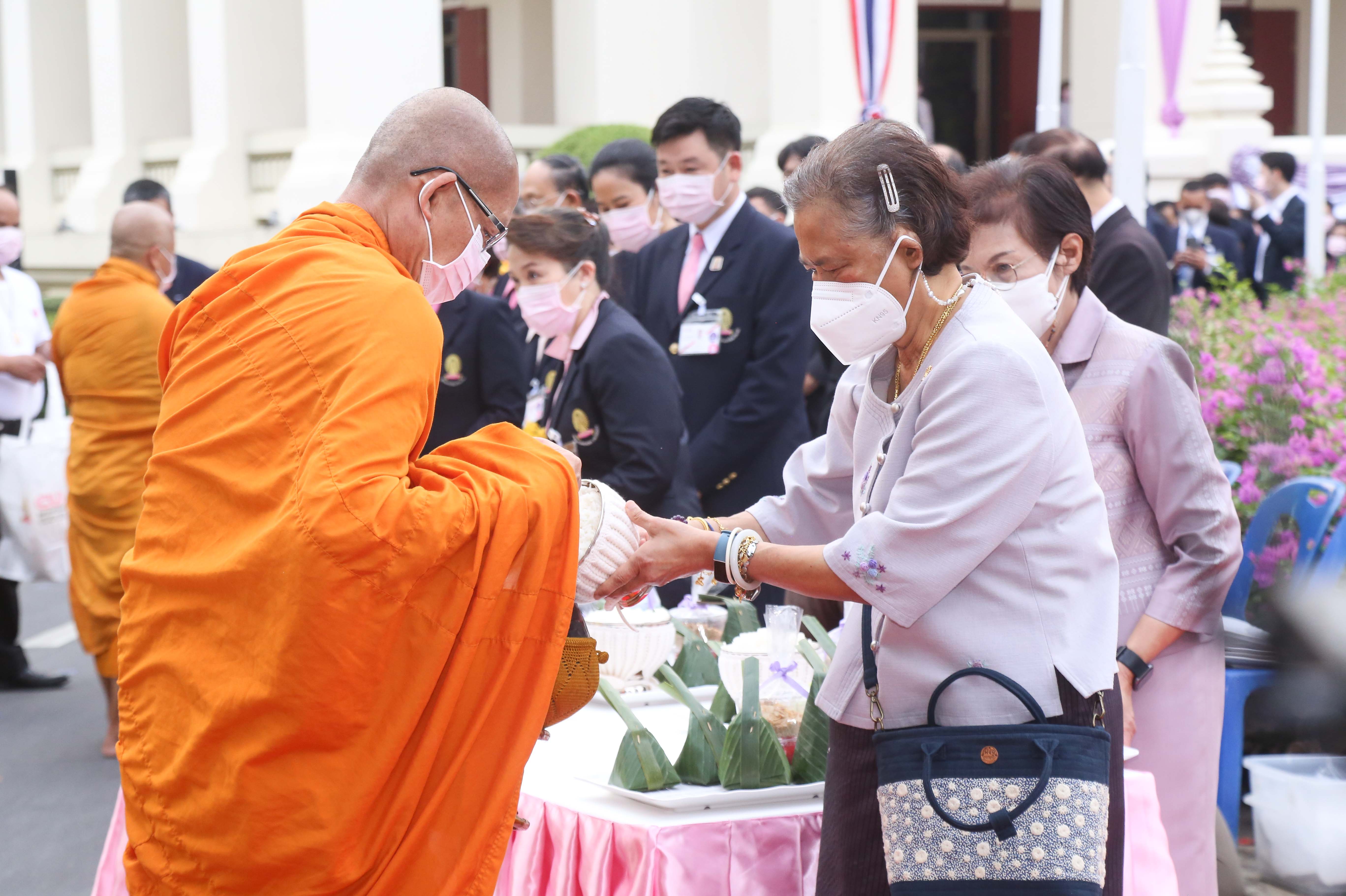กรมสมเด็จพระเทพรัตนราชสุดาฯ เสด็จฯไปทรงบาตร ในงานครบรอบ 107 ปี สถาปนาจุฬาลงกรณ์มหาวิทยาลัย