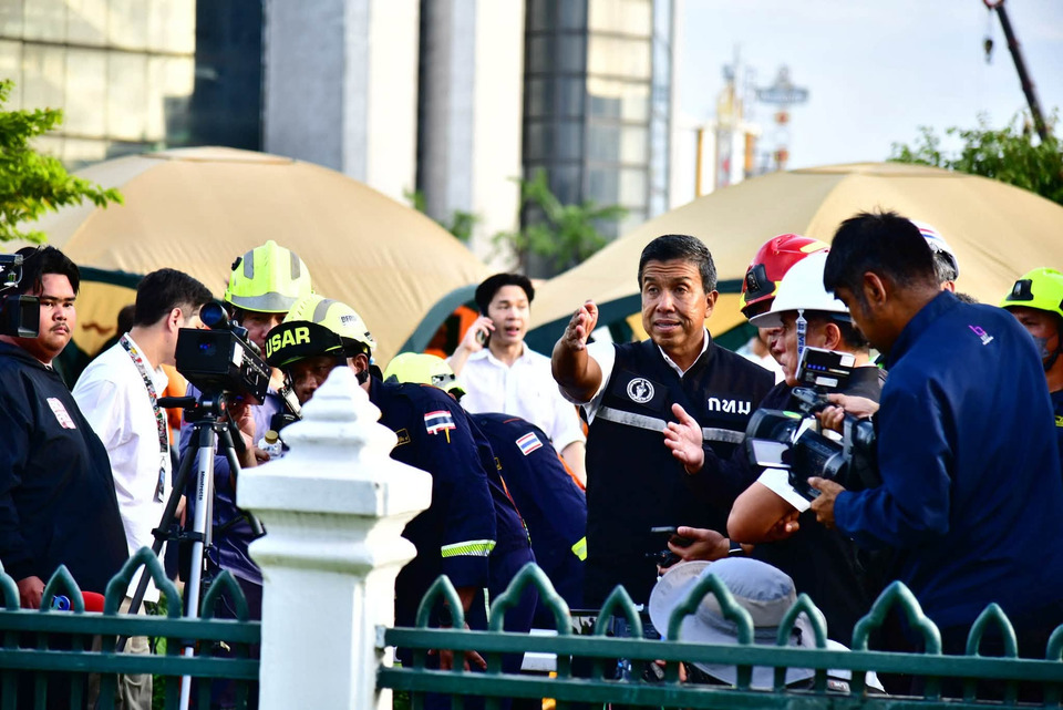 "ผู้ว่าฯ ชัชชาติ" วางมาตรการคุม 2 จุด สั่งรื้อเครนหักแยกเจริญเมือง - เฝ้าระวังถนนทรุดวงเวียนใหญ่ คำนึงความปลอดภัยสูงสุด