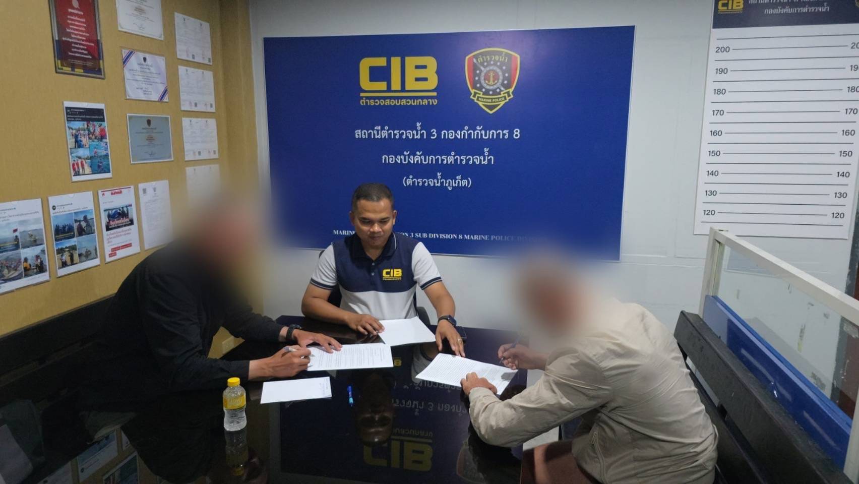 "ตำรวจน้ำภูเก็ต" จับกุมไกด์ชาวรัสเซียเถื่อนคาท่าเรือ ขณะพาลูกทัวว์ลงเรือข้ามเกาะพีพี