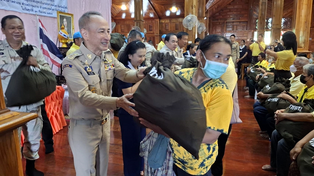 ราชวิทยาลัยจุฬาลงภรณ์ เชิญสิ่งของพระราชทานมอบผู้ประสบอุทกภัยอำเภอสวรรคโลก