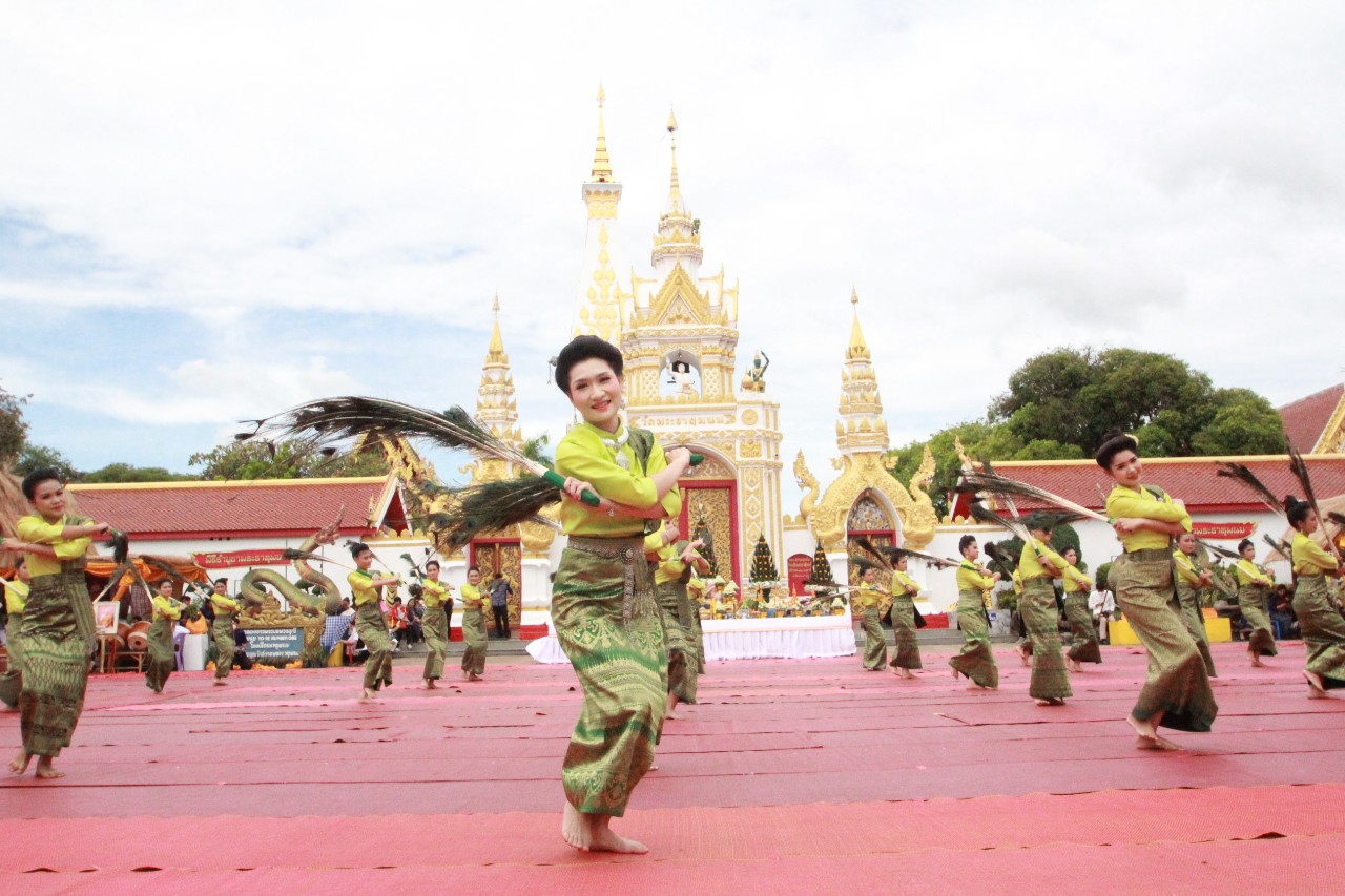 ไทยลาวชื่นชมความอลังการรำบูชาพระธาตุพนม วันออกพรรษา