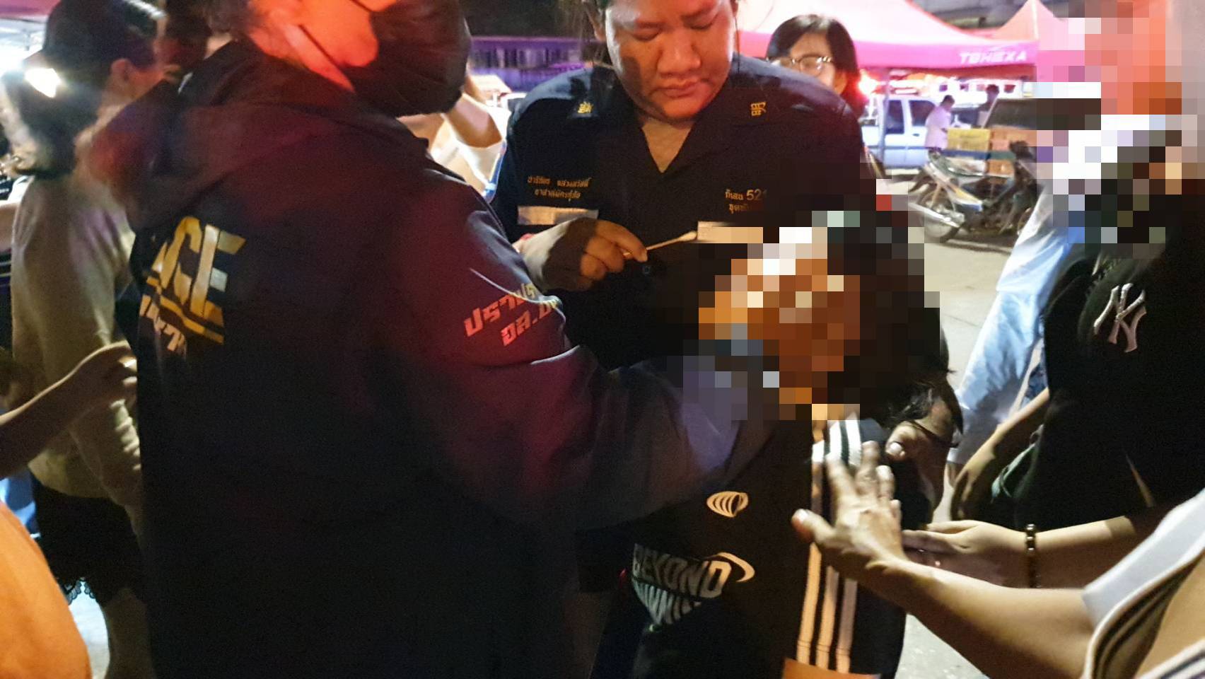 สลด!! มินิบัสพุ่งทับร่างแม่ค้าขายหมูปิ้งติดใต้ท้องรถดับตร.สันนิษฐานผู้ขับได้รถมาใหม่อาจจะไม่คุ้นชิน 