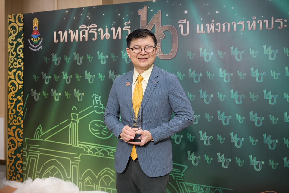 “นพ.พงศ์เทพ วงศ์วัชรไพบูลย์” คว้ารางวัล “รำเพยจรัสแสง 2567” ศิษย์เก่าเทพศิรินทร์ดีเด่น 