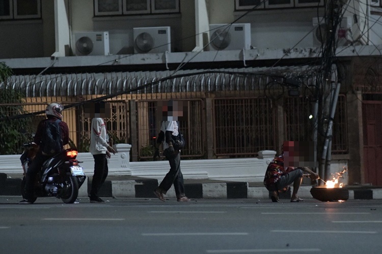 ม็อบเปิดฉาก ปาประทัดยักษ์ ยั่วยุ คฝ. "เฟมินิสต์ปลดแอก" ประกาศยุติชุมนุม