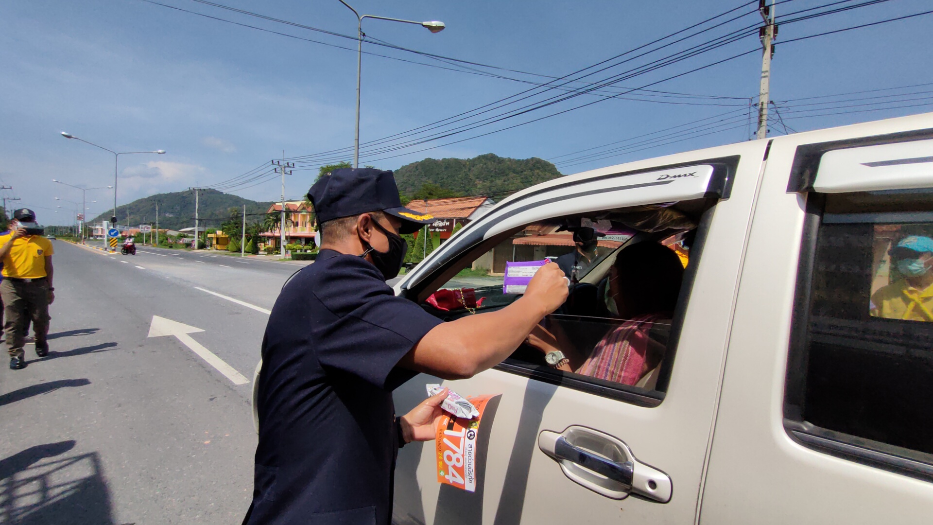 สตูลทหาร ตำรวจ ปกครอง บูรณาการเข้มจุดตรวจสงกรานต์  พบวัยรุ่นพกยาไอซ์ผ่านด่านตรวจ