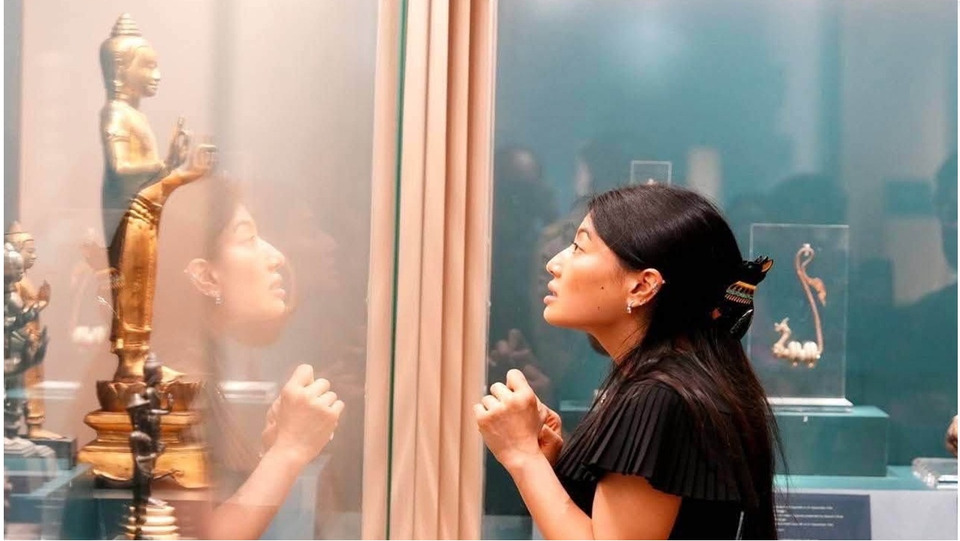 "เจ้าฟ้าสิริวัณณวรีฯ" ทรงสักการะพระพุทธสิหิงค์ ทอดพระเนตรจิตรกรรมฝาผนังพุทธประวัติ