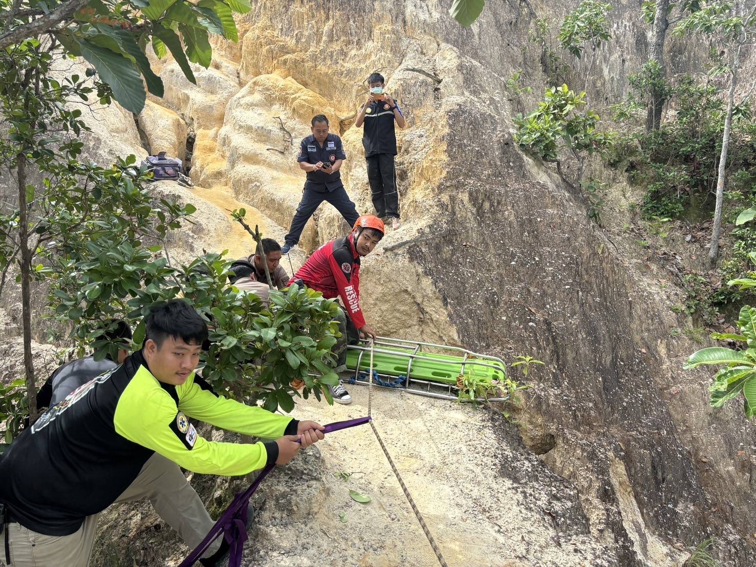 ตร.ท่องเที่ยวแม่ฮ่องสอน ช่วยเหลือ นทท.ตกเขา นำส่ง รพ.อาการปลอดภัย
