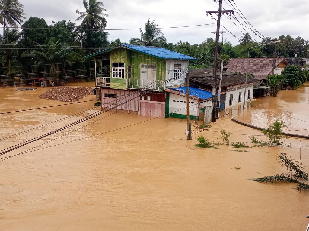 น้ำทะลักคลองโทง ซัดบ้านทรุด-กระบะหวิดจมน้ำกลางเมืองสวี