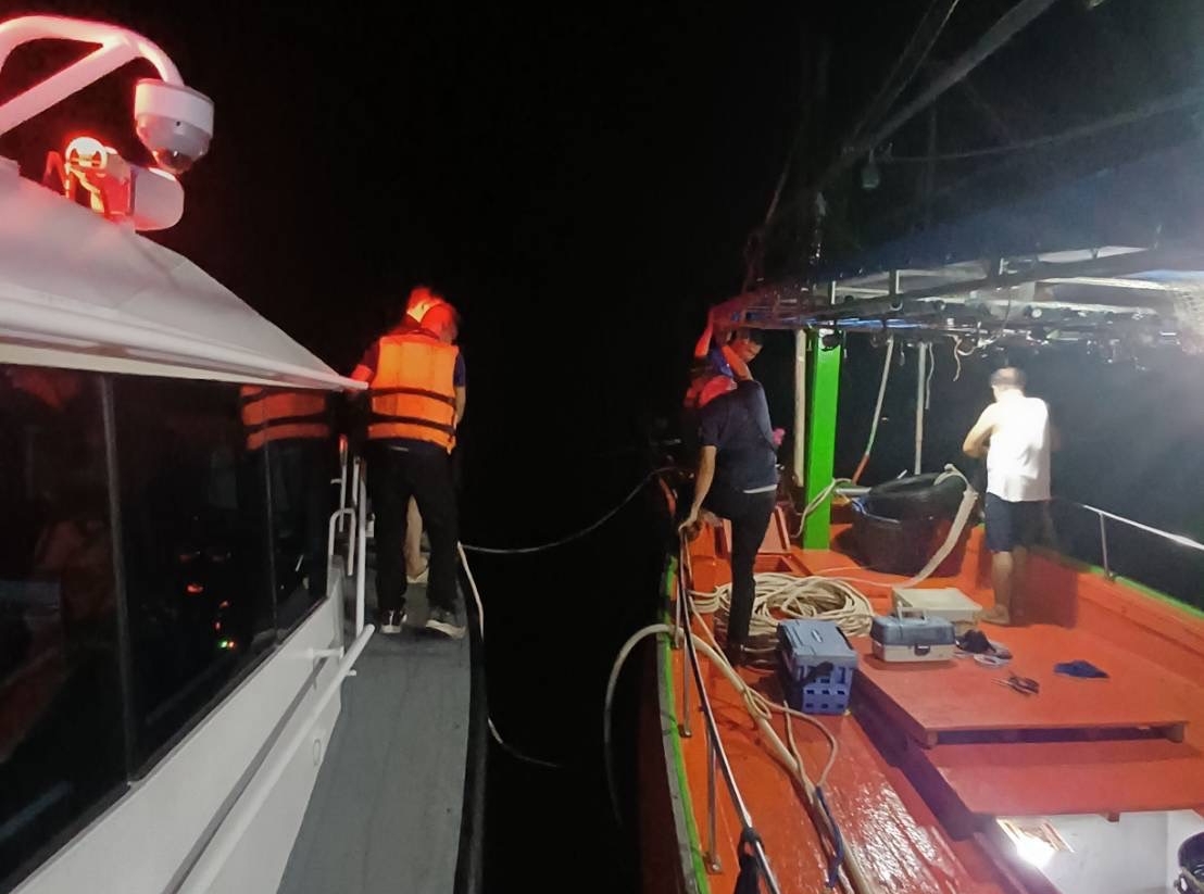 เรือท่องเที่ยวเพลาใบจักรขาดกลางทะเล ศรชล.ตราด เร่งช่วย 7 ชีวิต ปลอดภัย