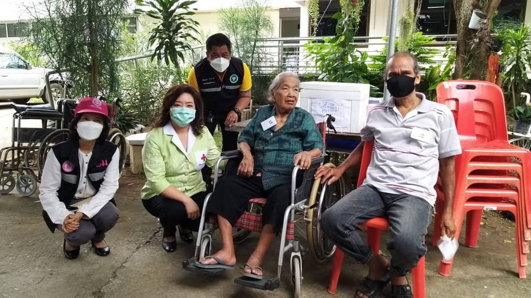 นายกเหล่ากาชาดอ่างทอง เยี่ยมให้กำลังใจผู้สูงอายุฉีดวัคซีนโควิดวันที่ 5