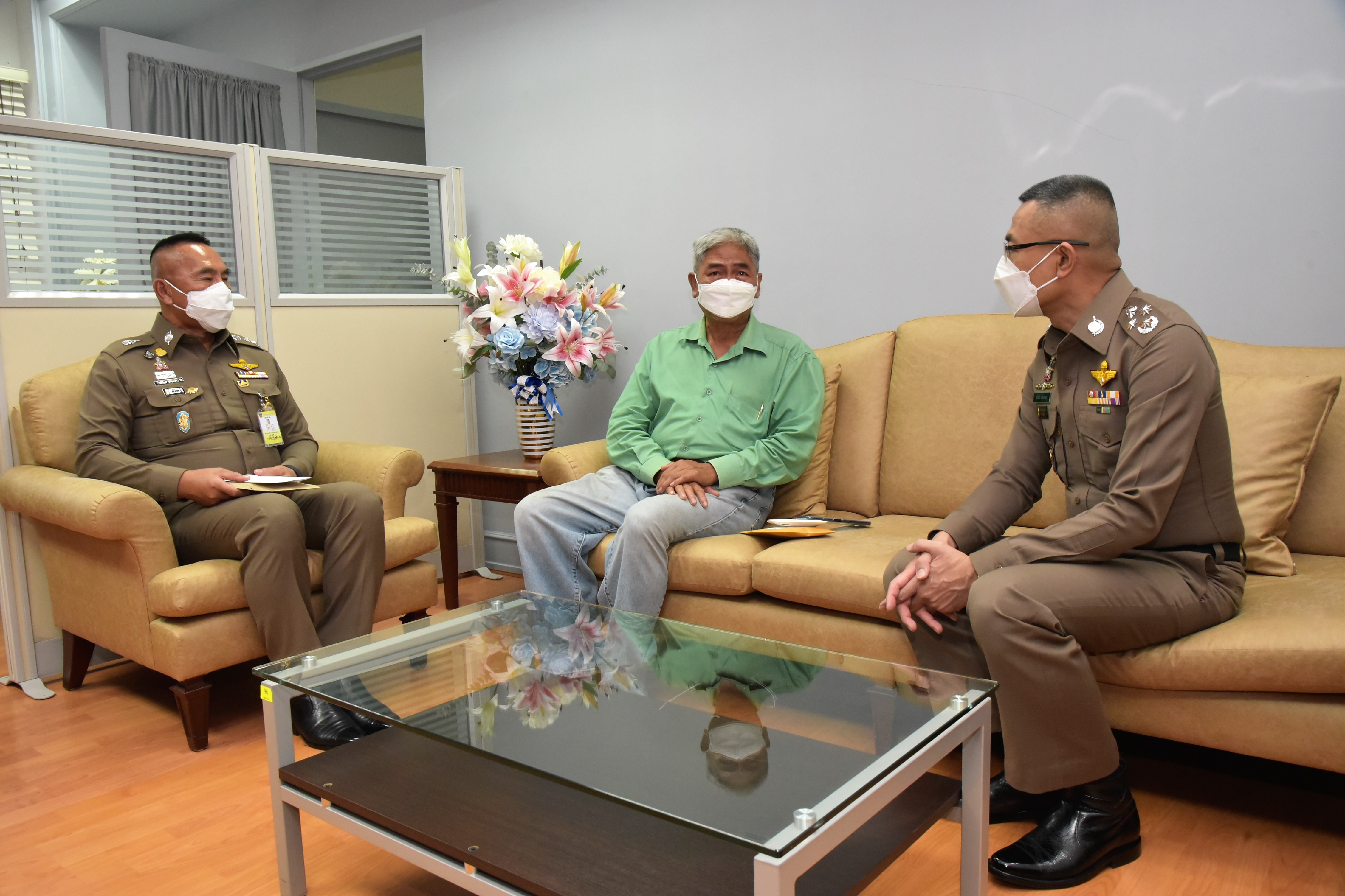 "ในหลวง" ทรงรับ ตร.ที่ได้รับบาดเจ็บจากการดูแลความสงบเรียบร้อยบริเวณแยกดินแดง เป็นคนไข้ในพระบรมราชานุเคราะห์