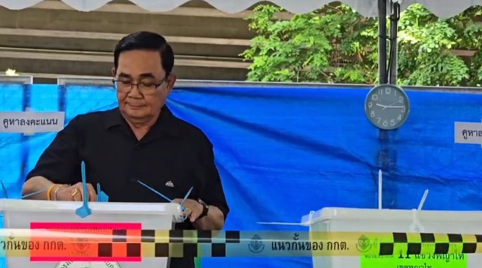 "พล.อ.ประยุทธ์" ใช้สิทธิ์เลือกตั้งผู้ว่าฯกทม. หน่วยเลือกตั้ง ที่ 11 เขตพญาไท ยิ้มทักทายสื่อ 