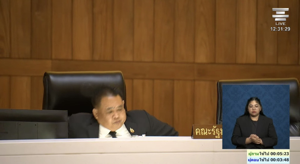 ดีนะไม่เป็นอะไร ! "รมช.สาธารณสุข" แจงกระทู้เสร็จ ลื่นตกเก้าอี้ ในห้องประชุมสภาฯ 