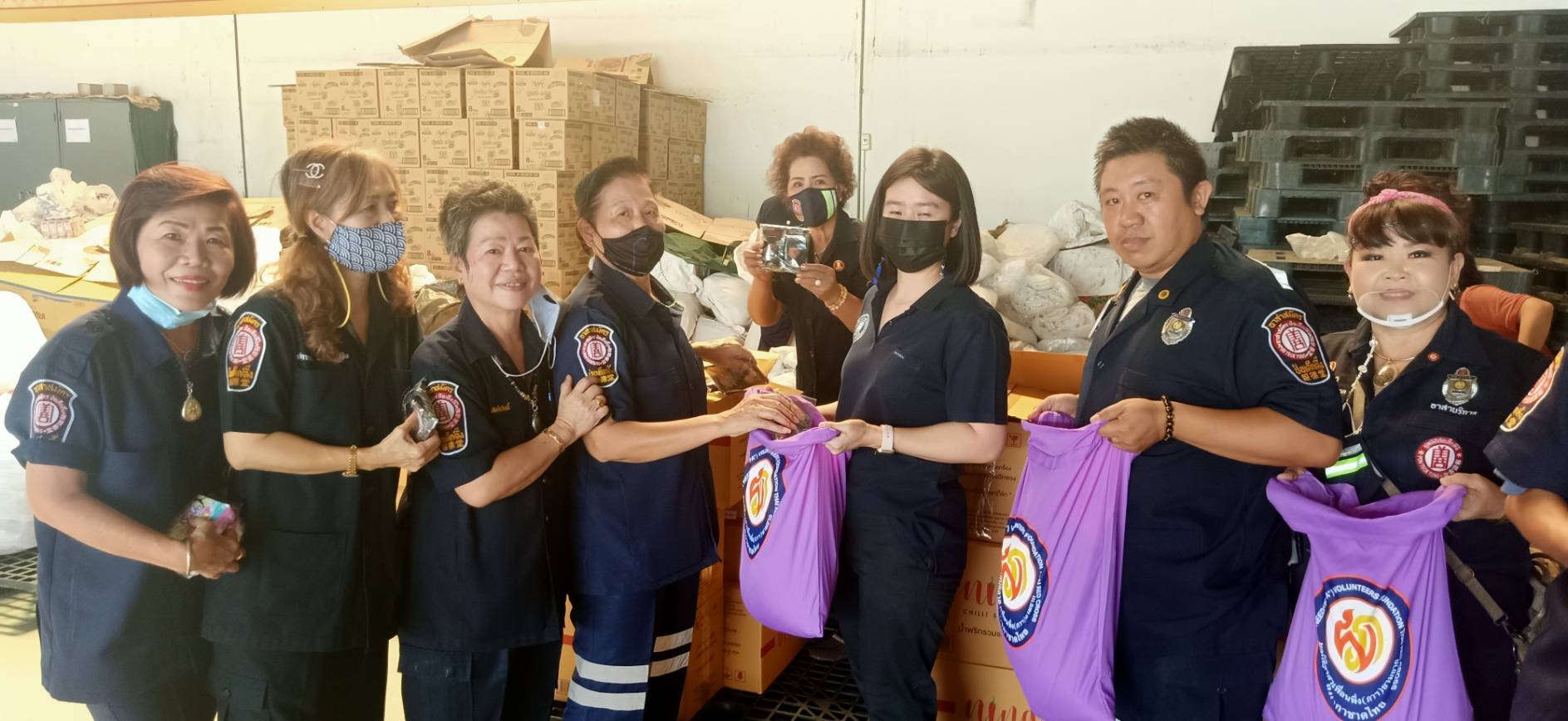 ป่อเต็กตึ๊งร่วมกับมูลนิธิอาสาเพื่อนพึ่ง(ภา)ยามยากบรรจุถุงยังชีพ