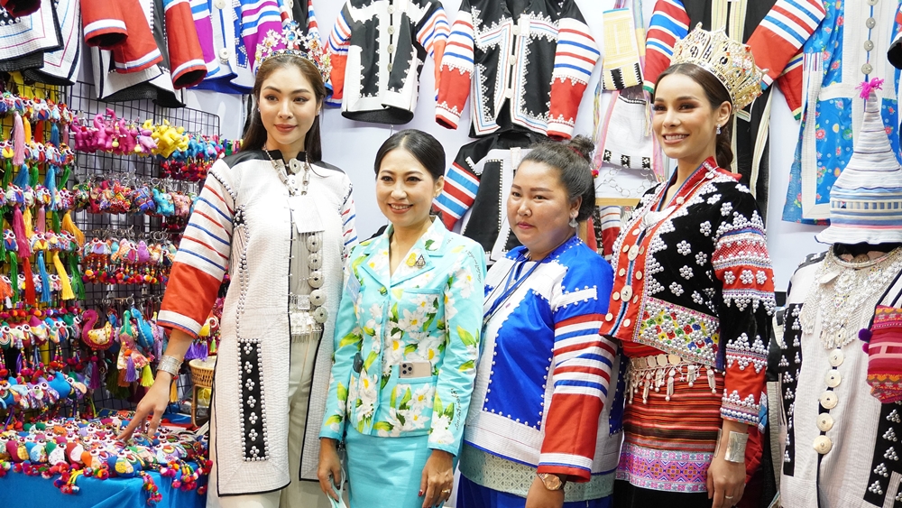 นายกสมาคมสตรี แม่ฮ่องสอน นำร่วมงาน“ศิลปาชีพประทีปไทย OTOP ก้าวไกลด้วยพระบารมี” ชวนสนับสนุน สวมใส่ผ้าชาติพันธุ์