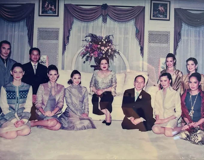 “ซินดี้ สิรินยา” ย้อนความทรงจำอันงดงาม เคยเดินแบบผ้าไทยถวายงานต่อหน้าพระพักตร์ “สมเด็จพระพันปีหลวง”