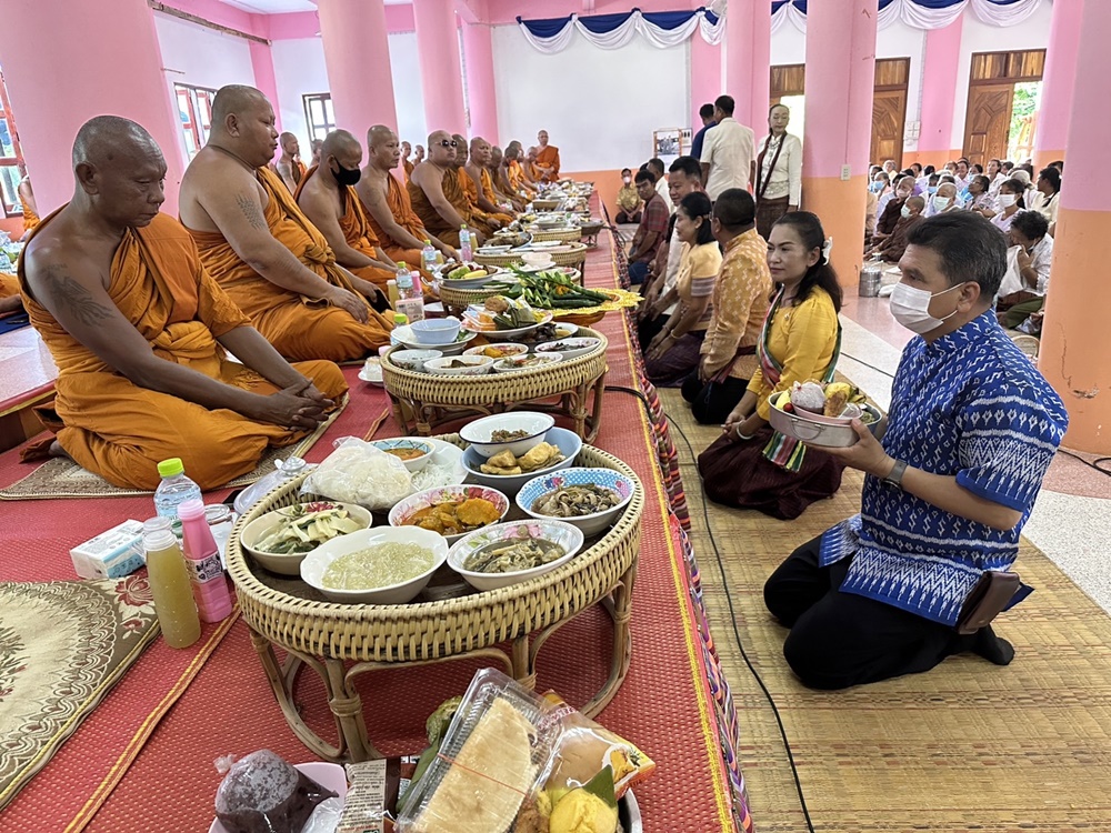 อำเภอรัตนบุรี จัดกิจกรรมถวายเพลเวียนรอบตำบลธาตุ ต่อยอด 1 ตำบล 1 หมู่บ้านยั่งยืน 