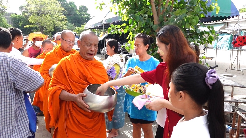 แรงงานเมียนมา นิมนต์พระวัดไผ่หูช้างร่วมใจใส่บาตรวันแม่ หญิงตั้งครรภ์ขอพรหลวงพ่อช่วยคลอดลูกง่าย