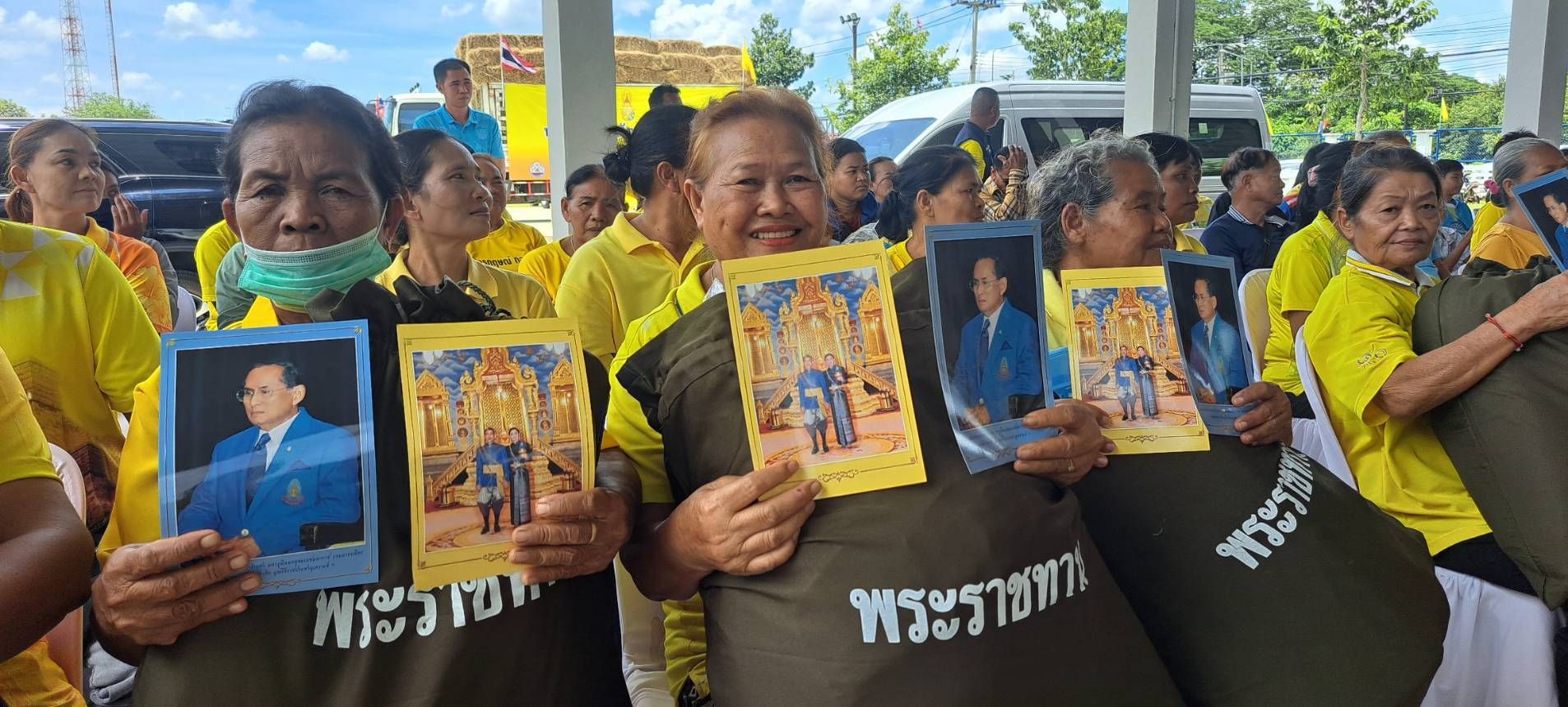 ในหลวงพระราชทานเครื่องอุปโภคบริโภคบรรเทาทุกข์ผู้ประสบภัยสู้รบชายแดนไทย-กัมพูชา จ.บุรีรัมย์