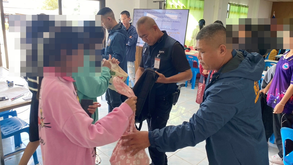 ตำรวจ สภ.เขาวง เดินหน้าโครงการสถานศึกษาสีขาว ตรวจเข้มยาเสพติด–บุหรี่ไฟฟ้า สร้างโรงเรียนปลอดภัย