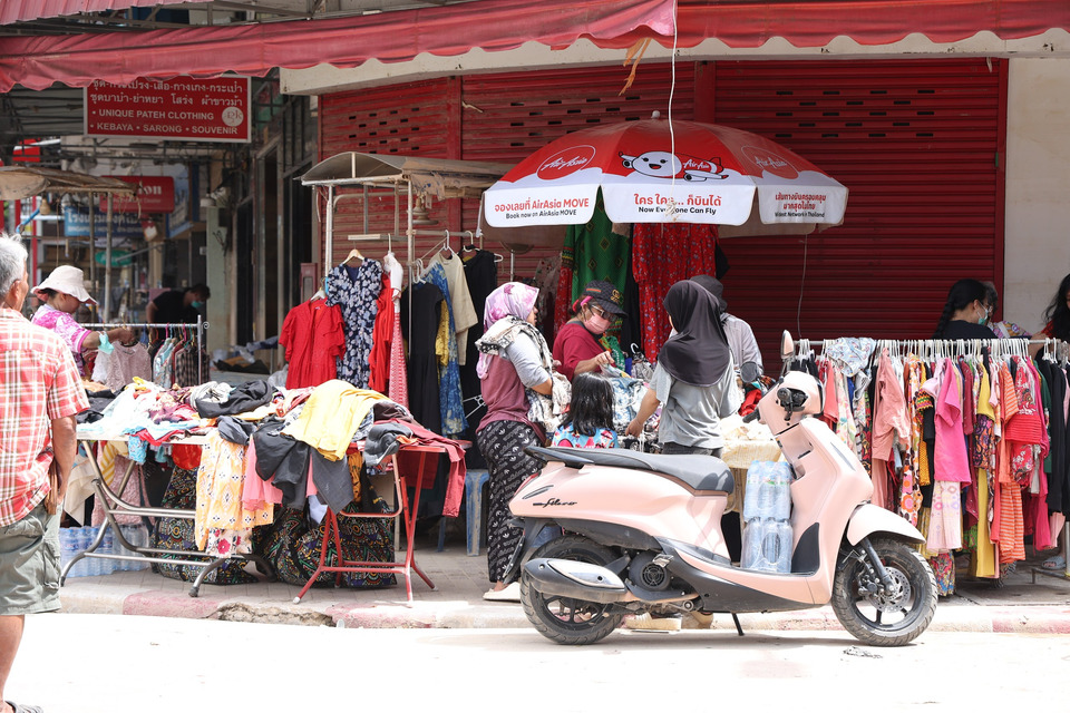 ผู้ประกอบการ "ตลาดกิมหยง" ทยอยนำสินค้าในร้าน ออกมาวางขาย ลดราคาชนิดไม่เอาทุนคืน หลังโดนน้ำท่วมใหญ่