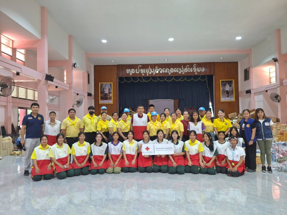 ชาวสบเมย รวมพลัง! มอบของใช้-ของกินผ่านกิ่งกาชาดแม่สะเรียง ช่วยผู้ประสบภัยพายุบัวลอย