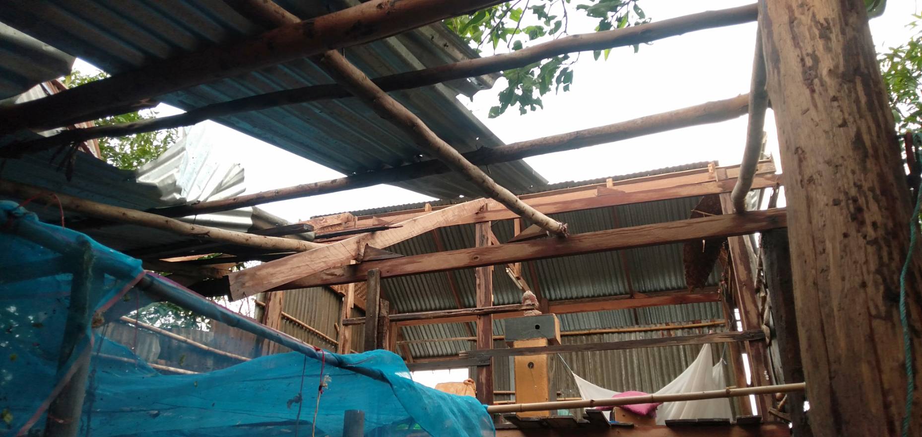 พายุฝนถล่มขอนแก่น ลูกเห็บตก หลังคาปลิวว่อน เสาไฟฟ้าหักโค่น ต้นไม้ล้ม
