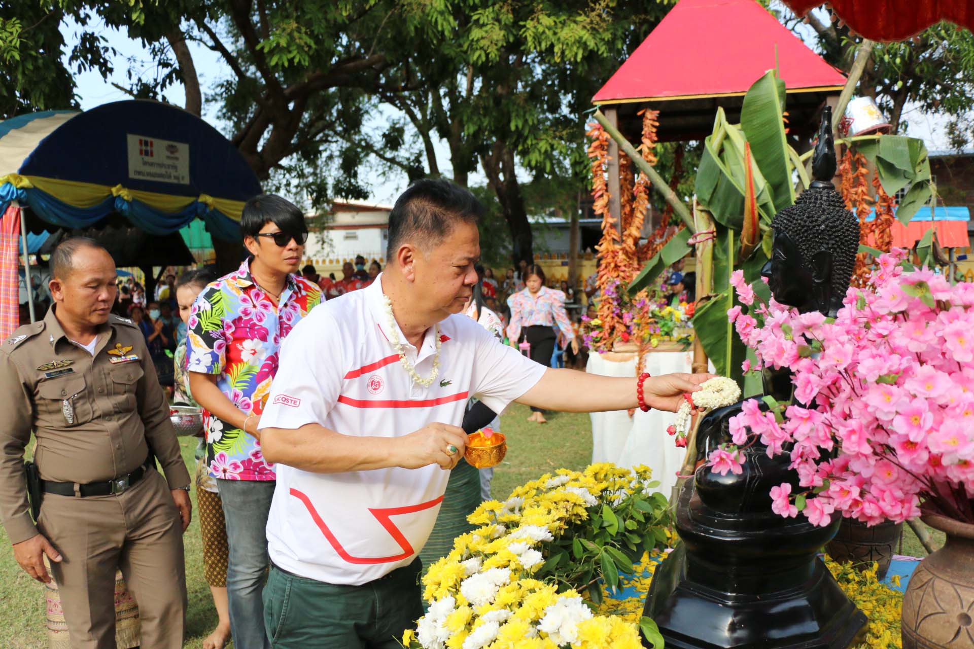 'วิรัช พิมพะนิตย์'ส.ส.กาฬสินธุ์ เขต 1 พรรคเพื่อไทยร่วมกับชาวตำบลลำปาวสรงน้ำพระ-รดน้ำผู้สูงอายุขอพรปีใหม่ไทย