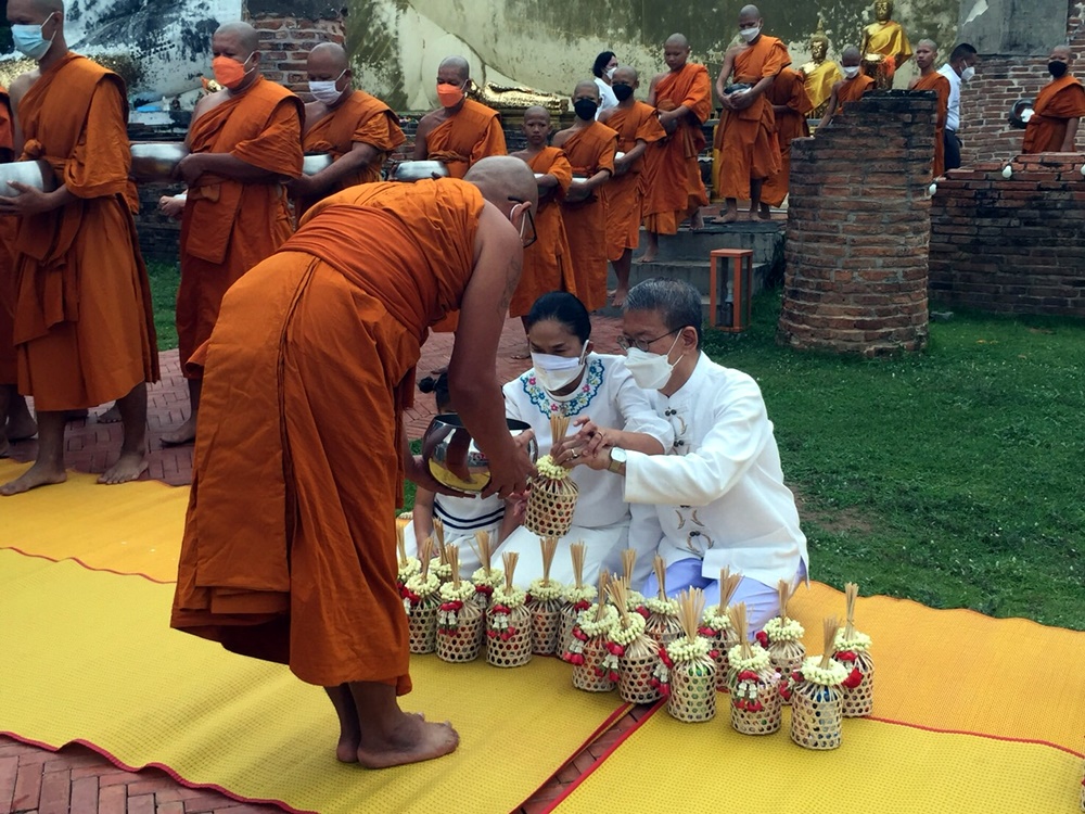 ผู้ว่าฯอ่างทอง นำพุทธศาสนิกชน ทำบุญตักบาตรข้าวสารอาหารแห้ง โครงการห่มผ้าพระนอน 