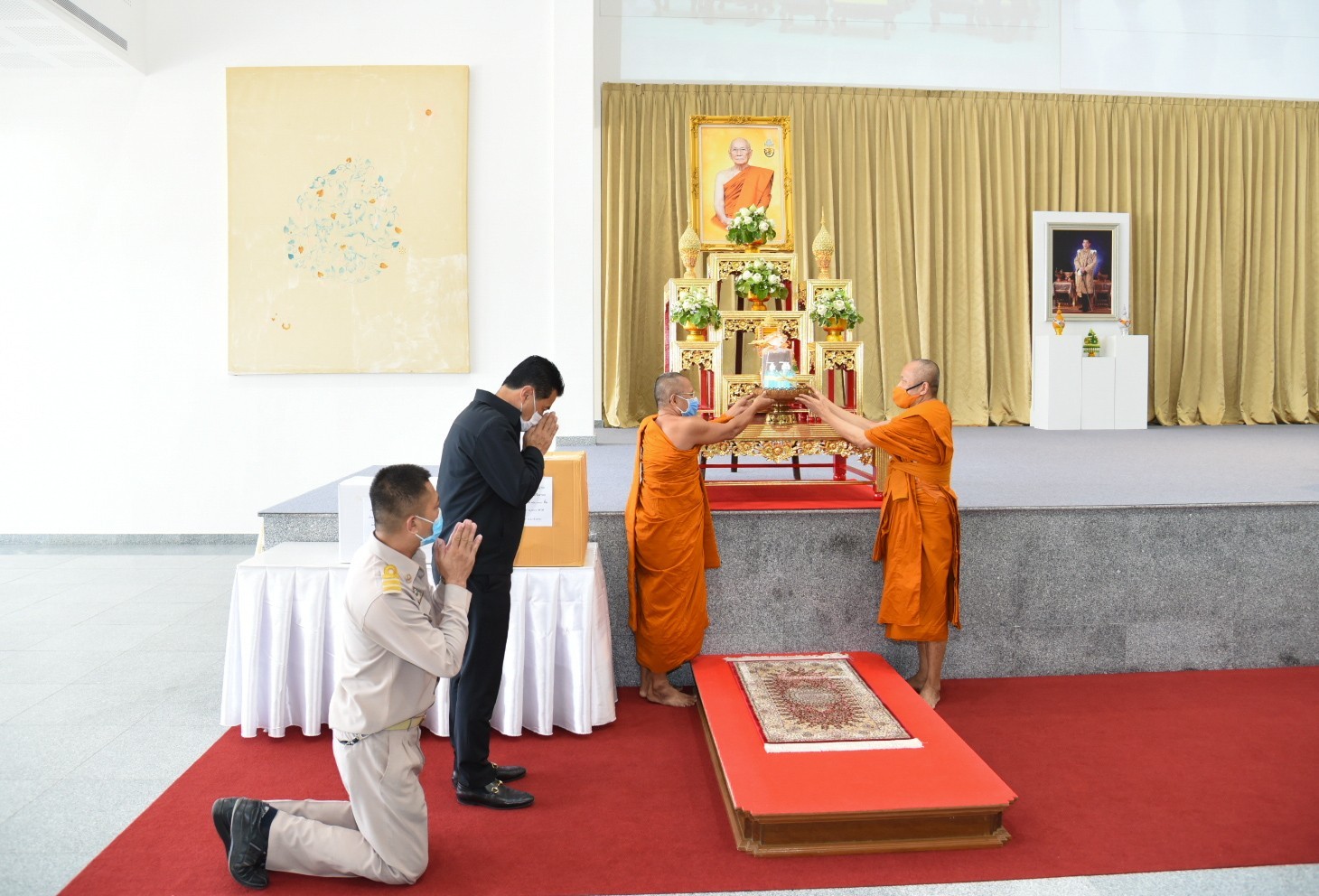 'รมต.เทวัญ'ถวายหน้ากากอนามัย 13,000 ชิ้น แด่พระภิกษุสามเณร-ประชาชน สนองพระบัญชาสมเด็จพระสังฆราช  ที่ จ.ฉะเชิงเทรา 