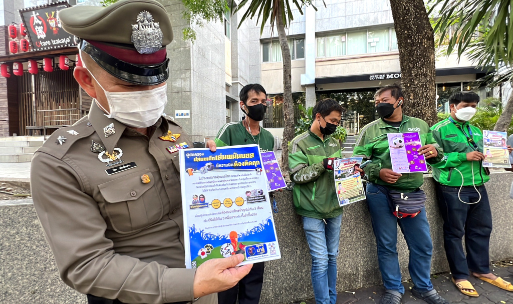 สน.ประชาชื่น รุกรณรงค์ผู้ปกครอง คุมเข้มบุตร-หลานอย่าเล่นพนันบอล