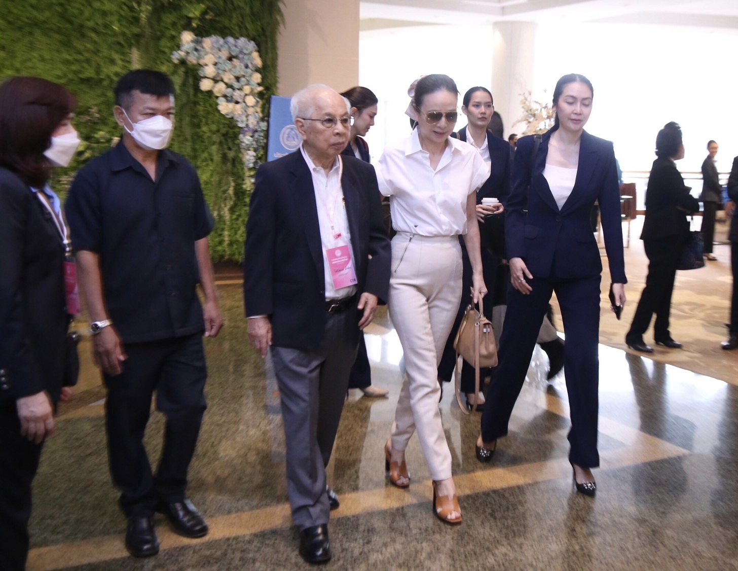 "มาดามแป้ง" ควงพ่อ "โพธิพงษ์"  โหวต "กก.บห.ปชป." บอกทำฟุตบอลสนุกกว่าการเมือง