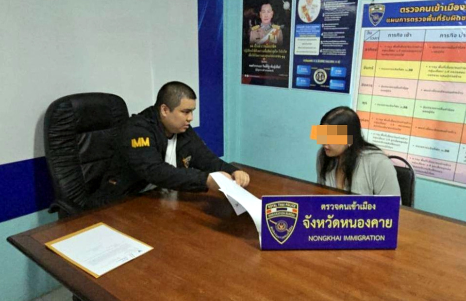 ตม.หนองคาย รวบสาวเครือข่ายบัญชีม้า หนีข้ามลาว พบหมายจับคดีฉ้อโกง