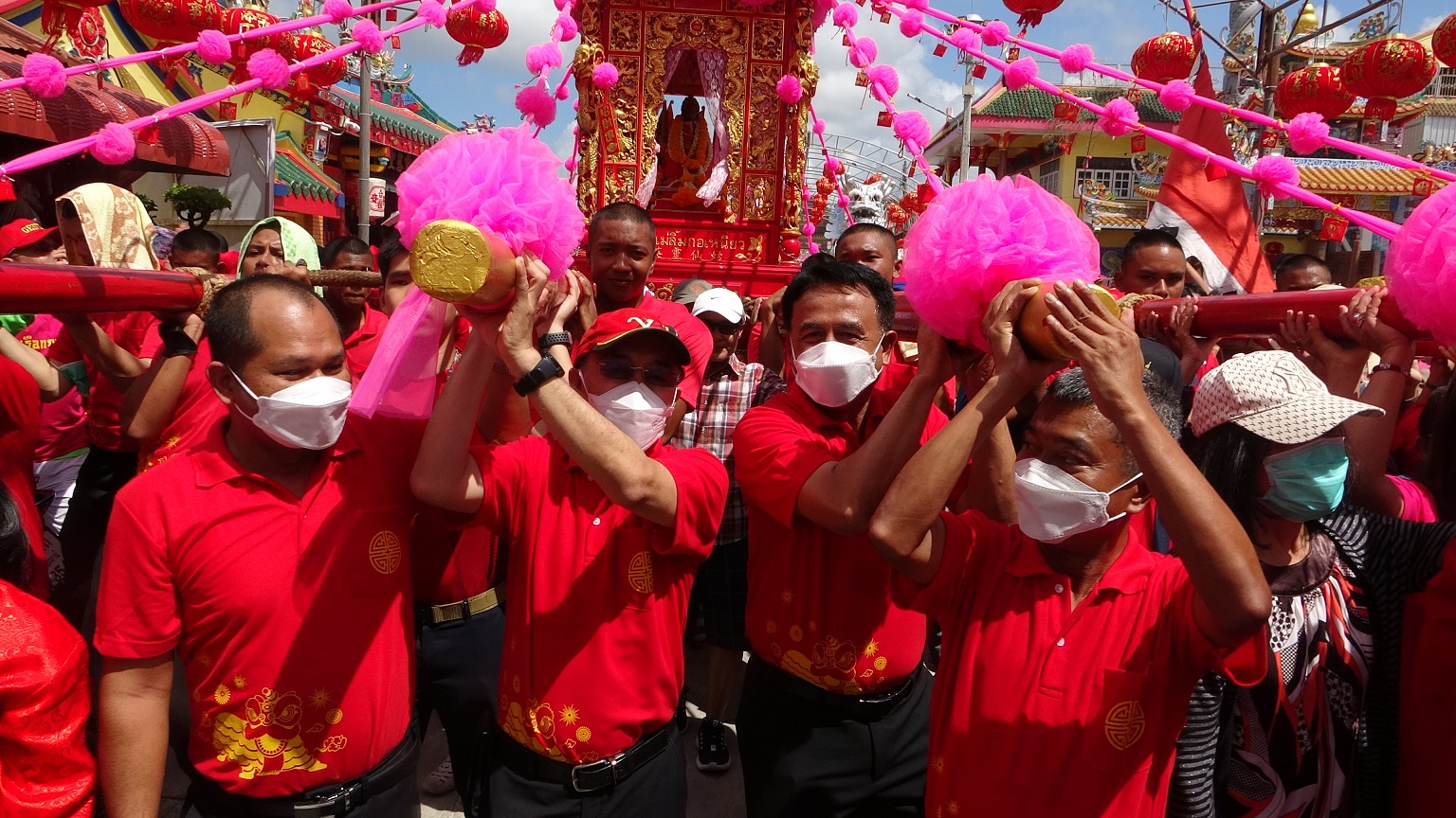 ชาวไทยจีนปัตตานี​หามเกี้ยวเจ้าแม่ลิ้มกอเหนี่ยวใหญ่ที่สุดในประเทศ
