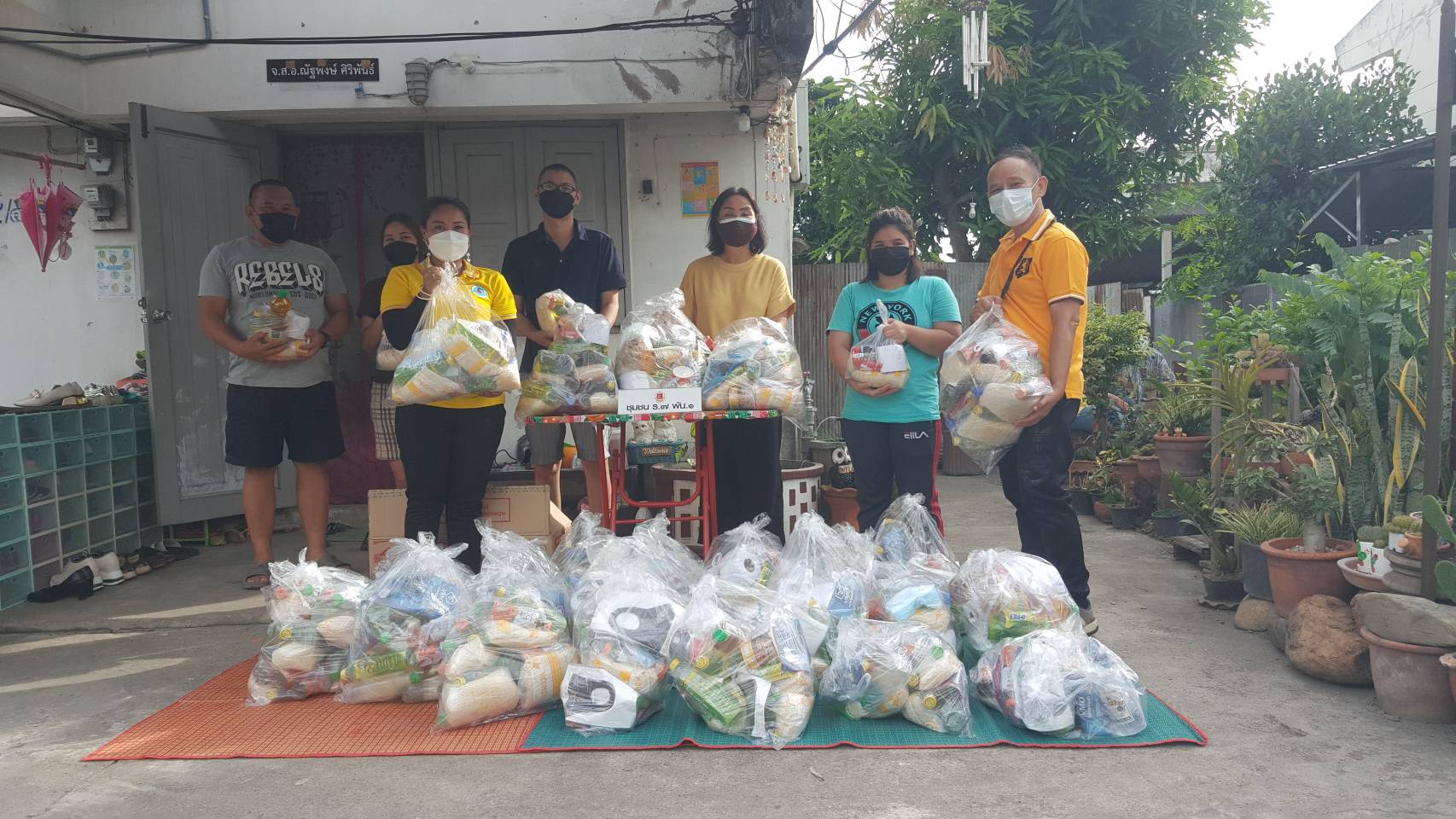 "ฮอมกั๋นปั๋นหื้อ" เยี่ยมชาวชุมชนต่อเนื่องแจกอาหารฟรี สู้ภัย'โควิด-19'คนไทยไม่ทิ้งกัน!