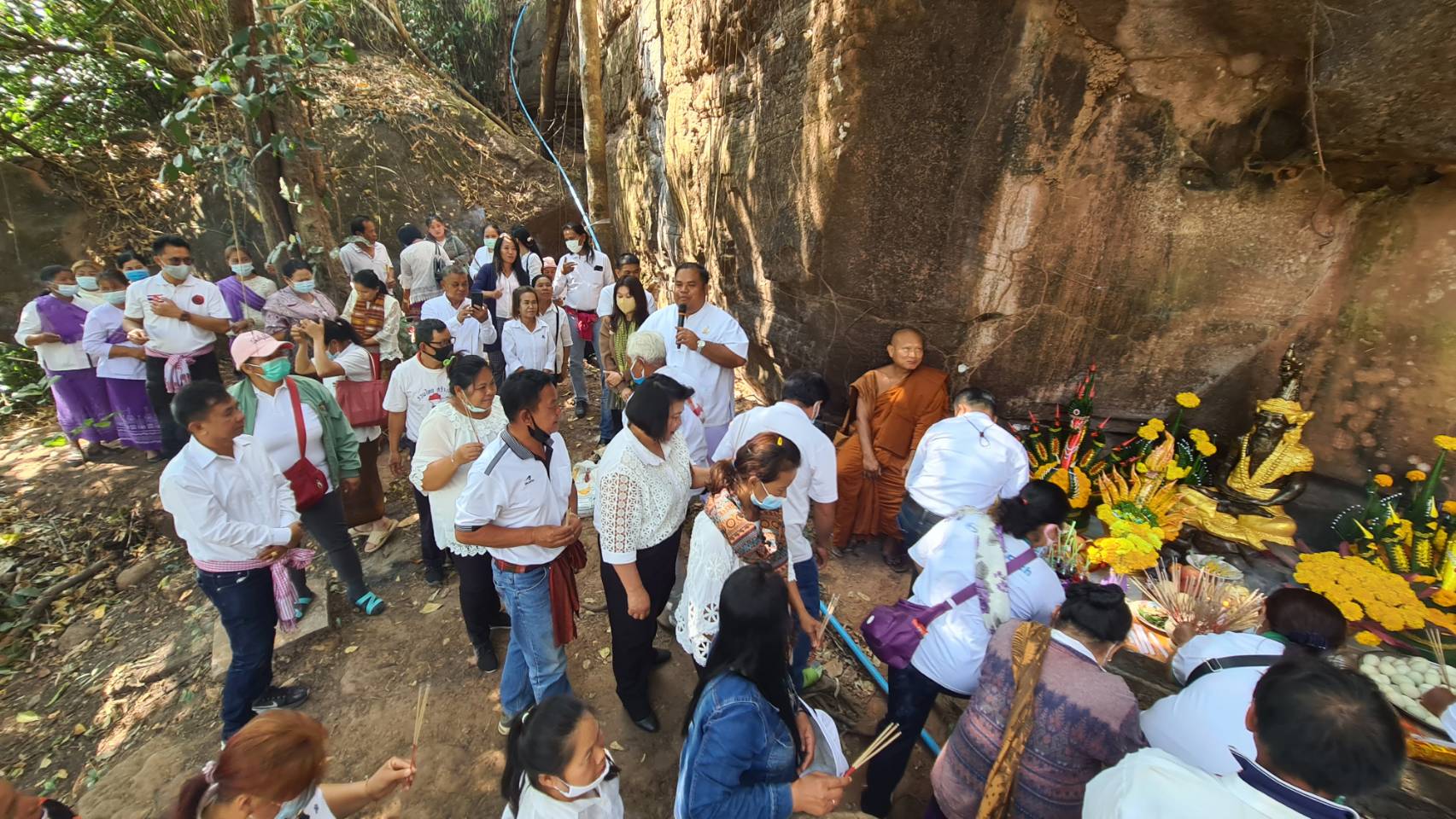 ปาฏิหาริย์ “เจ้าปู่องค์ดำแสนศิริจันทรานาคราช” ปรากฏกายเป็นแสงคล้ายพญานาคขณะทำพิธีถวายและเบิกเนตรปู่ฤาษี