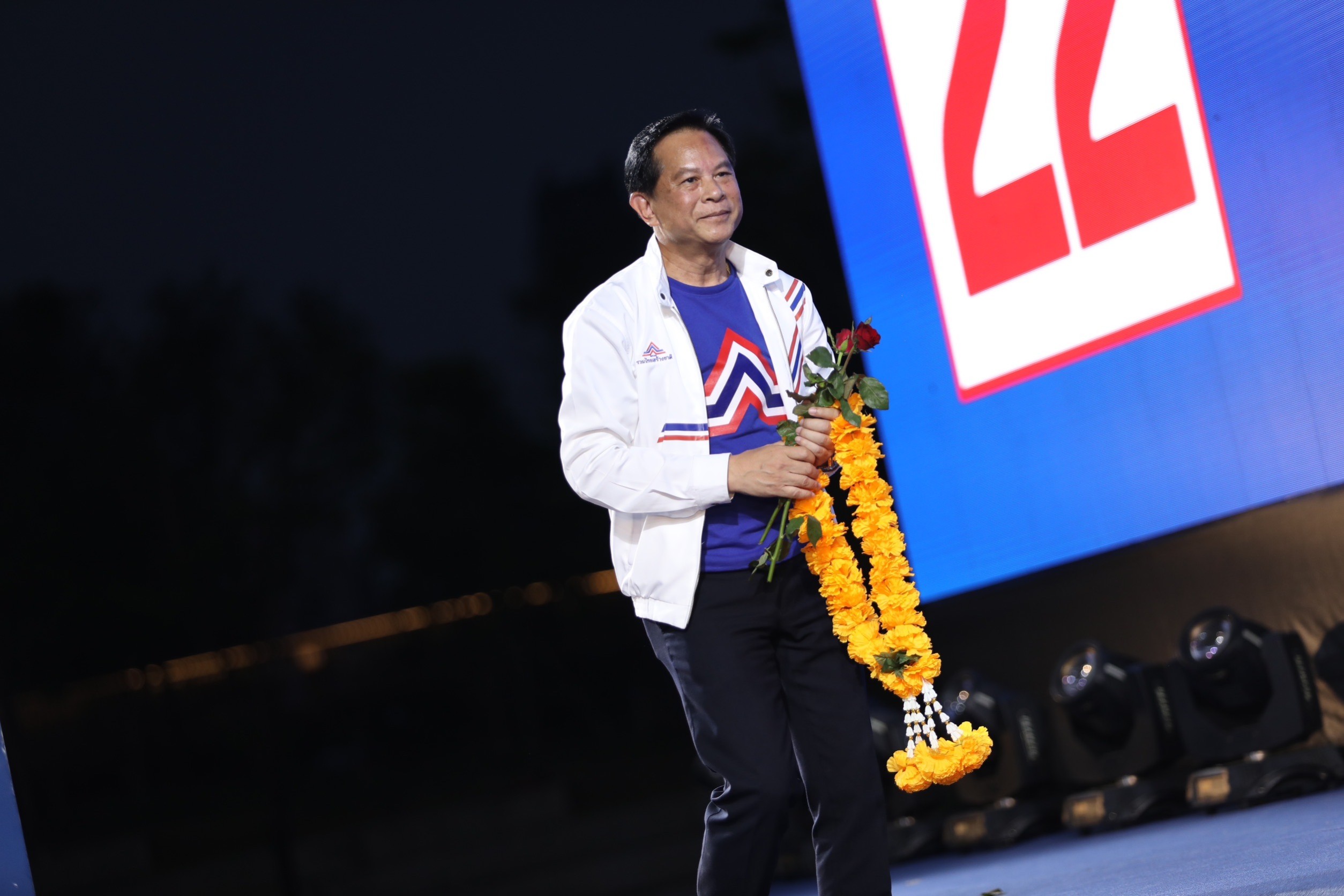 "พีระพันธุ์" ประกาศ "รทสช." พร้อมบริหารประเทศ ยก "บิ๊กตู่" ผู้นำมืออาชีพทั่วโลกยอมรับ ย้ำ "สถาบันพระมหากษัตริย์" คือหลักชัยของชาติ
