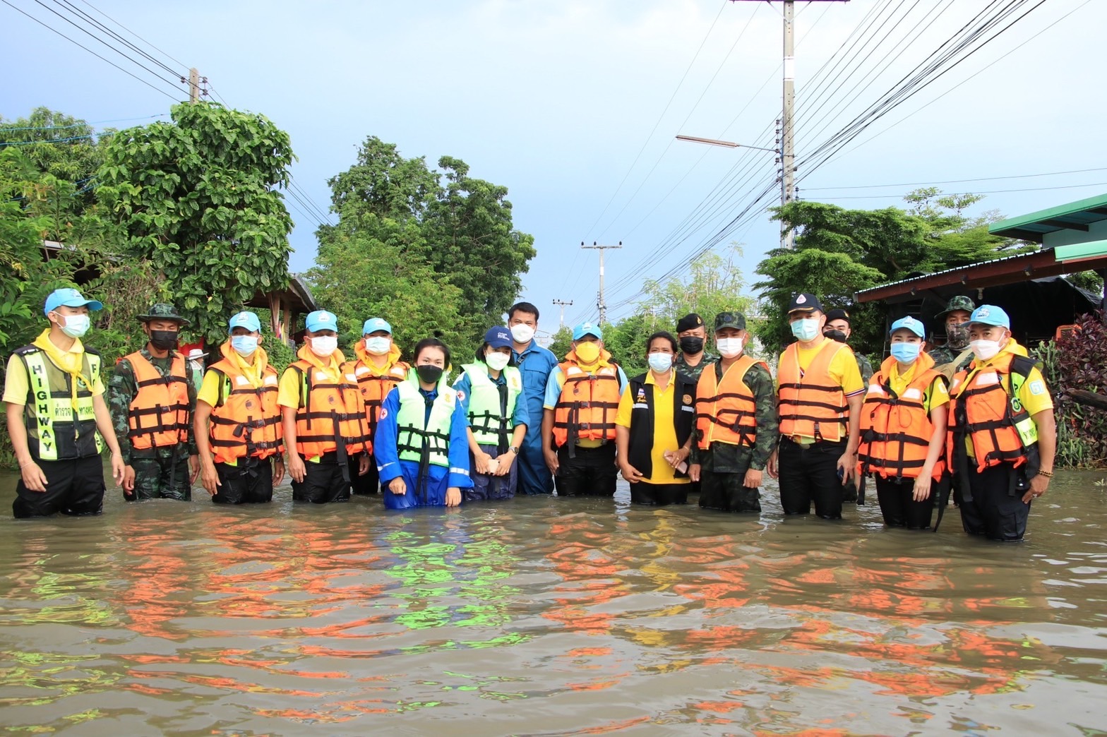 ตำรวจ ทหาร จิตอาสา 904 ลุยน้ำท่วมพิษพายุเตียนหมู่ ช่วยชาวบ้านด่านขุนทด โคราช 
