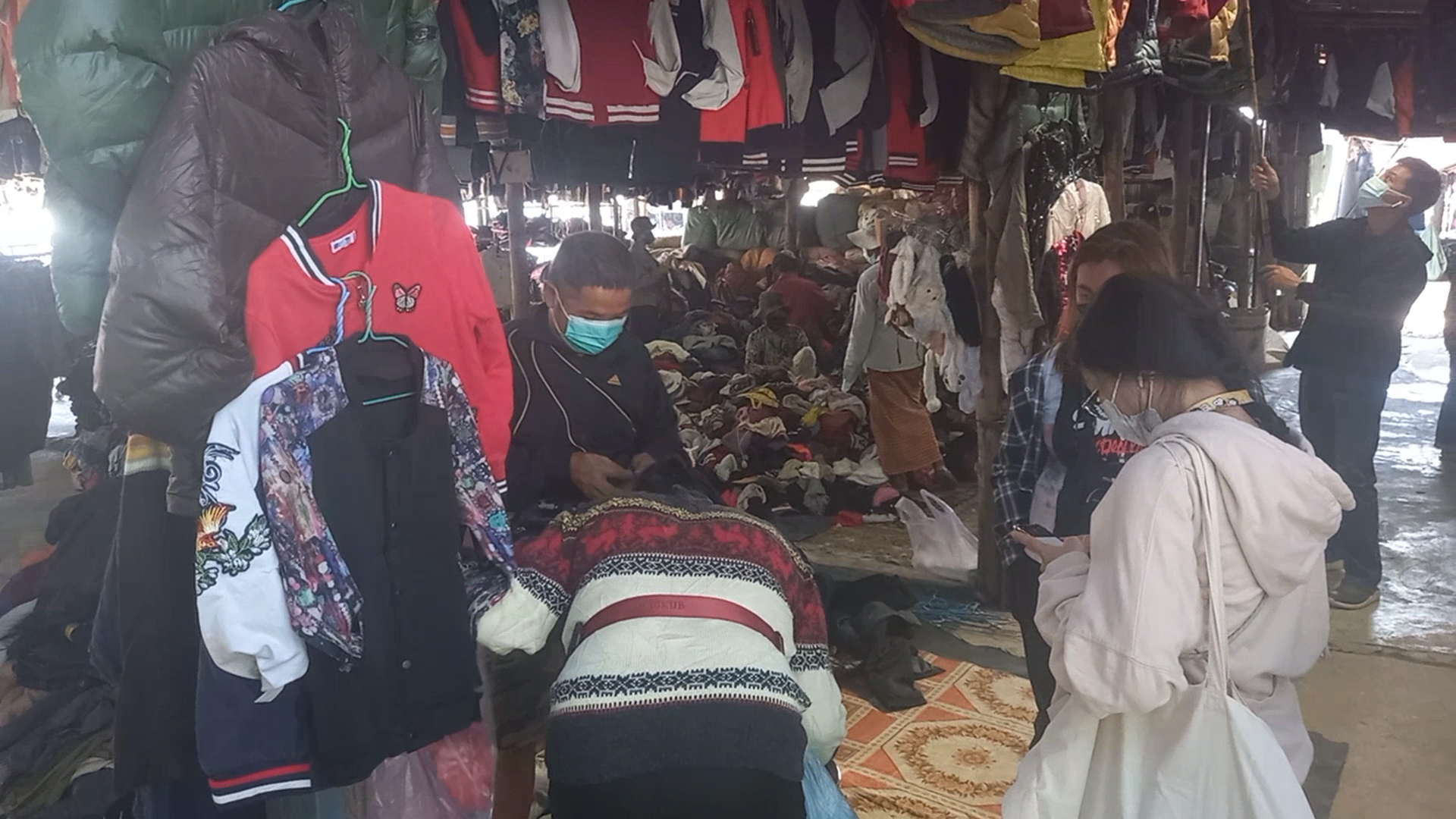 สุรินทร์หนาวลดฮวบแห่ซื้อเสื้อกันหนาวมือ 2   ตลาดชายแดนช่องจอมคึกคักรับวันหยุดยาว 3 วัน