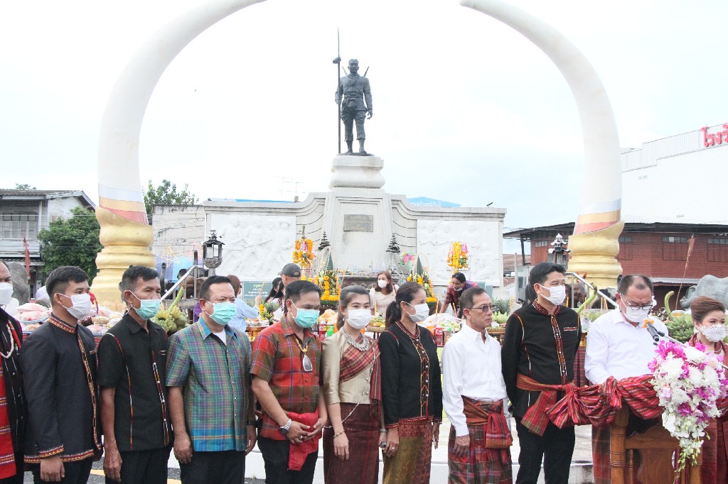ผู้ว่าฯสุรินทร์ เป็นประธานเปิดประเพณีแซนโฎนตา งานบุญเดือนสิบ ของชาวไทยเชื้อสายเขมร