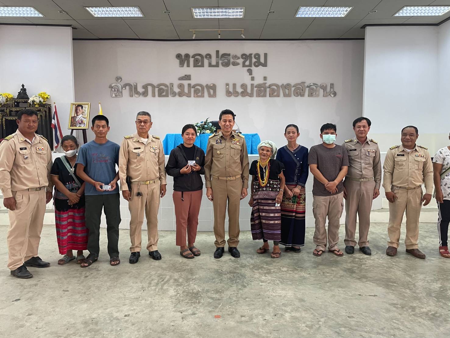 นอภ.เมืองแม่ฮ่องสอน มอบบัตรประจำตัวประชาชน บุคคลสัญชาติไทยที่ได้รับการเพิ่มชื่อ
