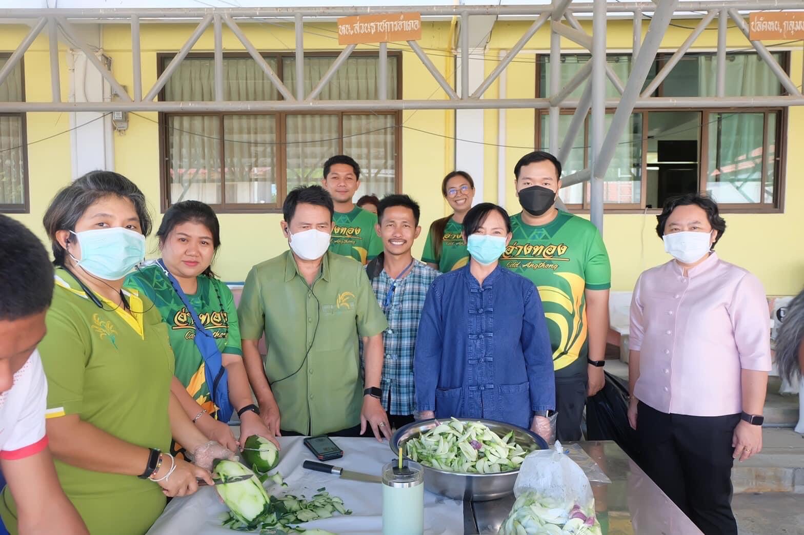 พช.เปิดโรงครัวเครือข่ายพัฒนาชุมชนอำเภอโพธิ์ทองช่วยผู้ประสบอุทกภัย 