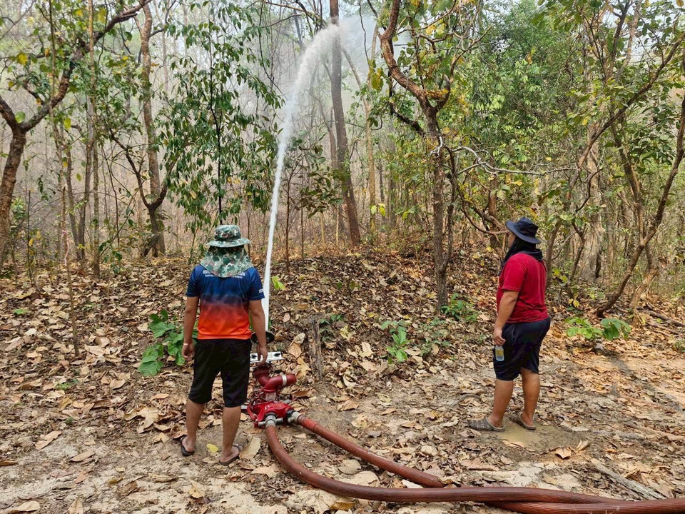 ปภ. สกัดไฟป่าเชียงใหม่! สูบน้ำขึ้นดอย 26 ล้านลิตร ทำแนวกันไฟเปียก ลดฝุ่น PM2.5