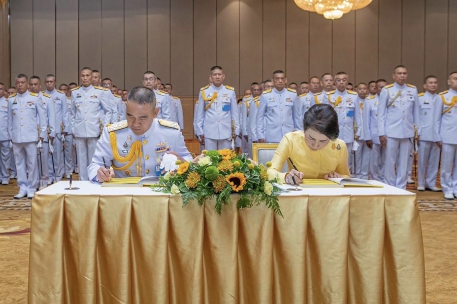 ผบ.ทร.ลงนามถวายพระพรชัยมงคลเนื่องในวันฉัตรมงคล