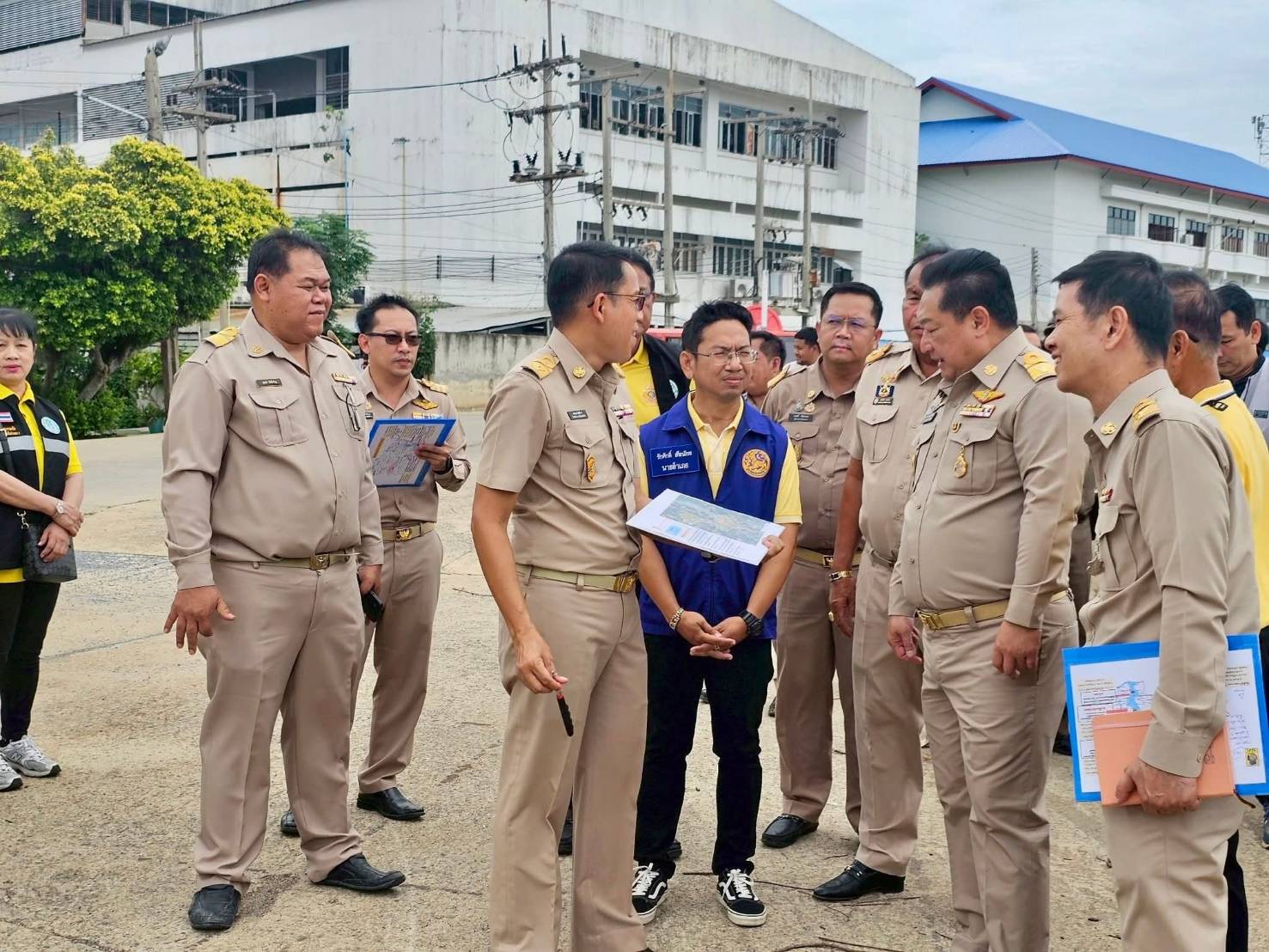 ผู้ว่าฯอ่างทอง ลงพื้นที่หารือแนวทางเตรียมความพร้อมรองรับสถานการณ์อุทกภัย ในเขตพื้นที่จังหวัด