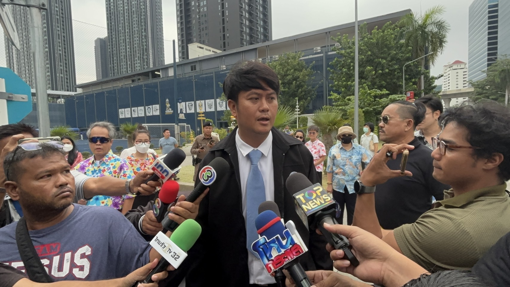 ‘ธรรมราช’ ขนกองทัพธรรม ให้กำลังใจที่กองปราบ หลังเข้าติดตามคดีเชื่อมจิตพร้อมคดีอื่น