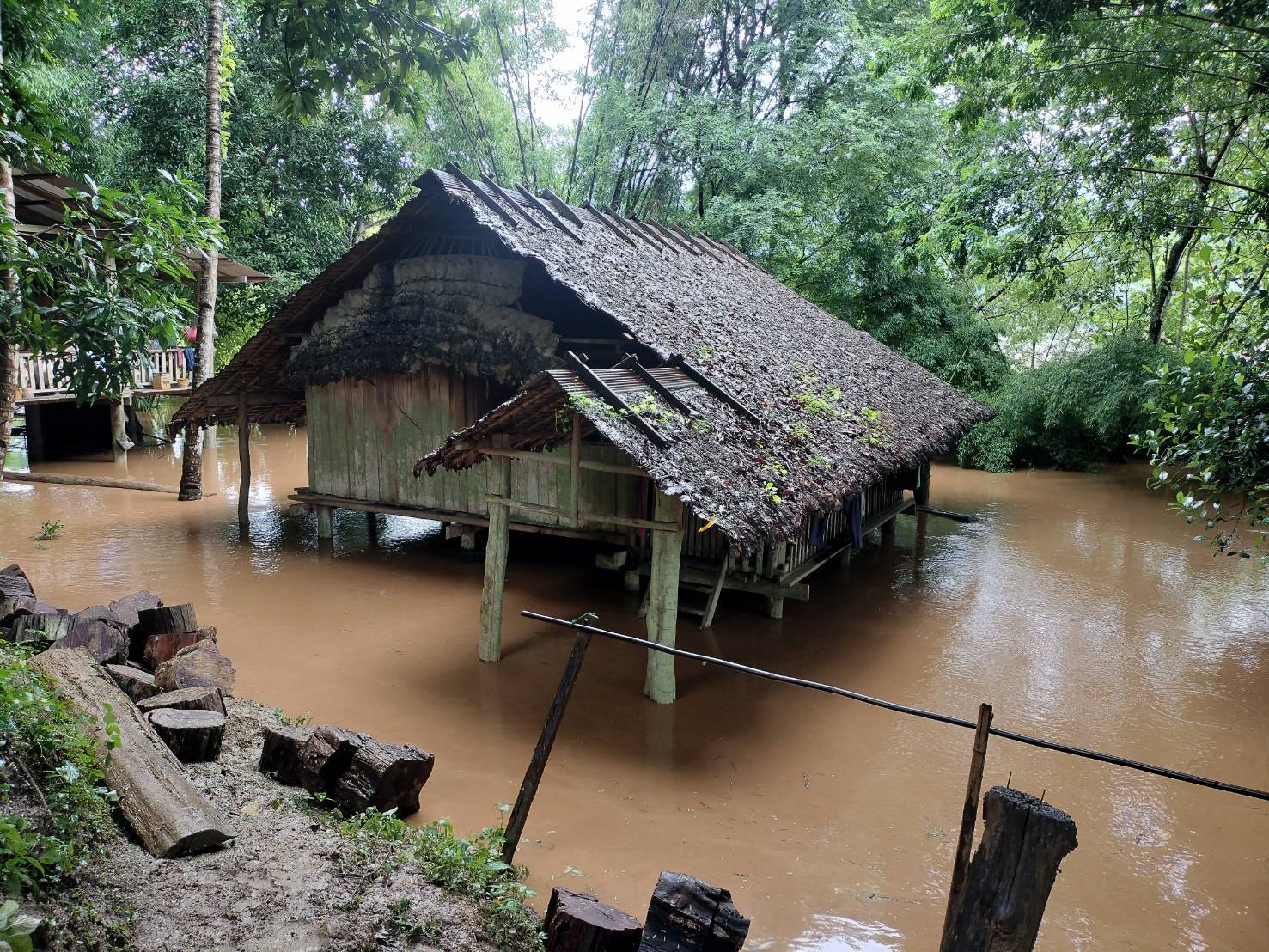 บ้านท่าตาฝั่ง ต.แม่ยวม อ.แม่สะเรียงถูกตัดขาด