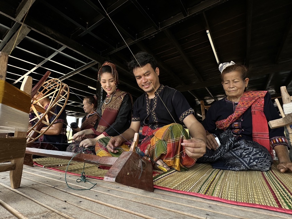 ศิลปินโอทอปเปิดบ้านสอนเคล็ดลับย้อม-ทอผ้าแพรวารายได้หลักล้าน