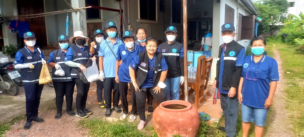 อสม.ชุมชนมณีไพรสณฑ์ ออกสำรวจ  กำจัด ทำลายแหล่งลูกน้ำยุงลาย สกัดพาหะแพร่เชื้อโรคไข้เลือดออก